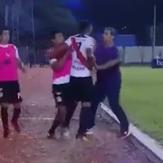 Oyundan alınan futbolcu hocasına tekme tokat saldırdı!
