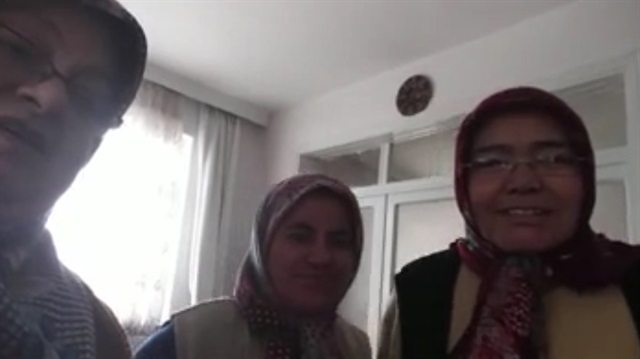 Selfie çekmeye çalışan teyzelerin gülümseten anları
