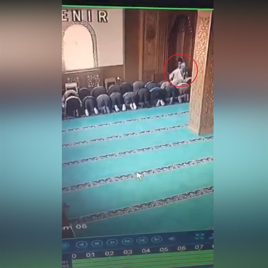 Namazda imamın sırtına çıkınca bakın ne oldu