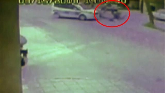 Polis aracıyla çarpışan motosikletli defalarca takla attı