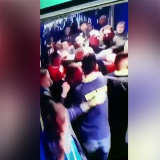 Kadıköy'de koridorda yaşanan kavga kamerada