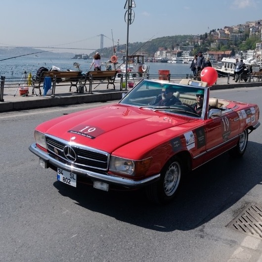 İstanbul Boğazı’nda klasik otomobil geçidi