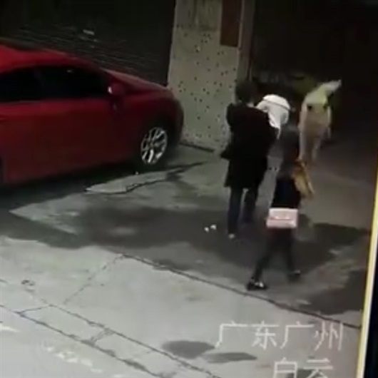 Görülmemiş kaza: Kafasına köpek düştü