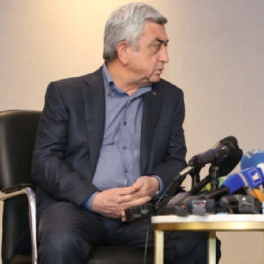 Kameralar önünde muhalif liderle görüşmesini yarıda kesti