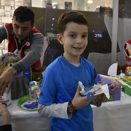 Çocuklar atık malzemelerden oyuncak yaptı