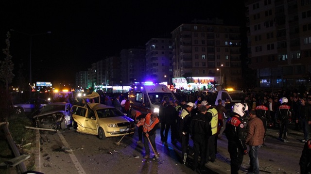 112 Acil Servis ekipleri yaralılara olay yerinde müdahale ederken, can pazarının yaşandığı kazada yaralanan 22 kişi ambulanslarla hastaneye kaldırıldı.