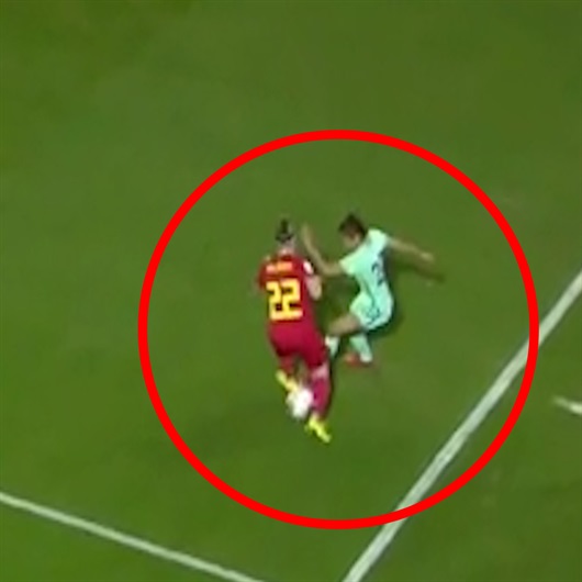 Kadın futbolcudan dünya gündemine oturan enfes çalım