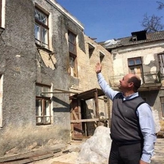 Kirişin arasında bulduğu kutudan çıkanlar şoke etti