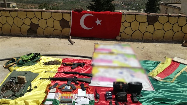 TSK, ele geçirilen örgütsel malzemelerin fotoğraflarını paylaştı.