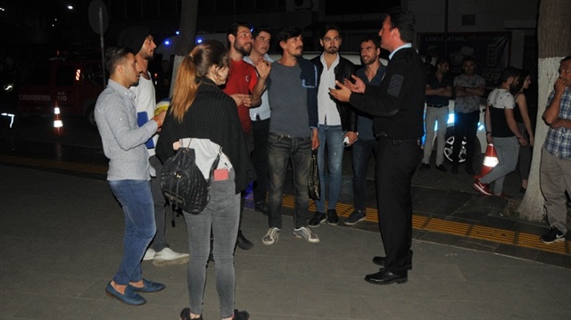 Gece yarısı intihar izlemek için toplanan gençler, macera yaşayabilmek için çatıdaki şahsın bir an önce atlamasını istedi.