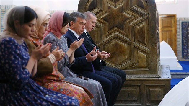 Erdoğan Özbekistan'da türbe ziyaretinde Kur'an-ı Kerim okudu