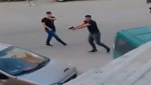 Sokak ortasında çatışma anları kamerada