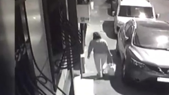 Çocuğunu çöpe bırakan vicdansız anne böyle görüntülendi