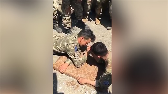 Mehmetçik bilek güreşi yaptığı Amerikan askerini hayata küstürdü