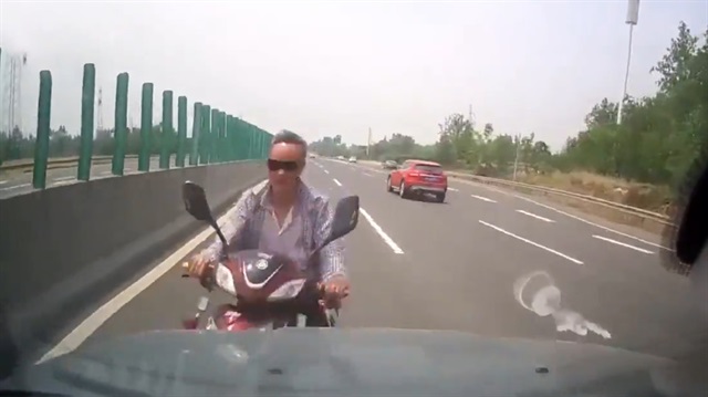 Ters yöne giren motosikletin feci kazası kamarada