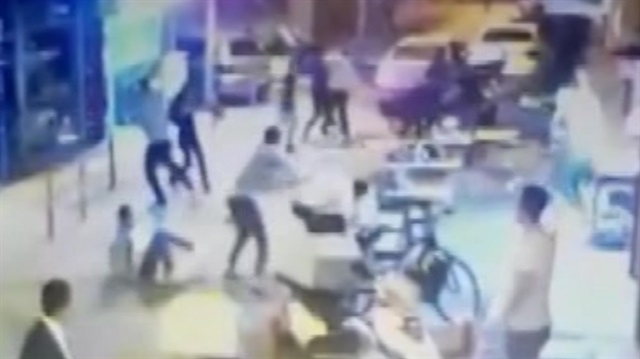 Sokak kavgasında sandalyeler havada uçuştu