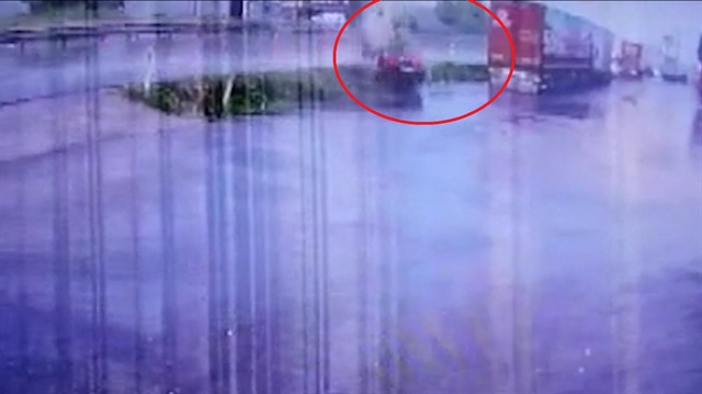 Kayganlaşan yolda direksiyon hakimiyetini kaybetti: 1 ölü, 1 yaralı