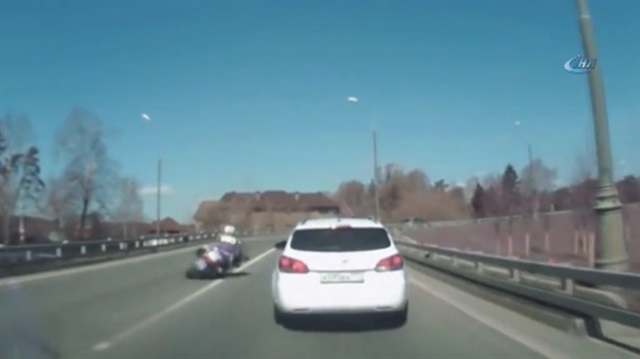 Motorize polis otomobilin önüne böyle devrildi
