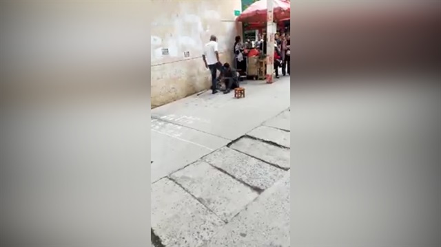 Dilenciyi tokatlayan adama uçan tekme!