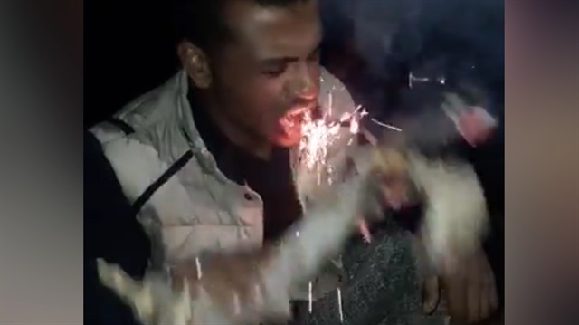 Ekmek yer gibi köz yiyen adam