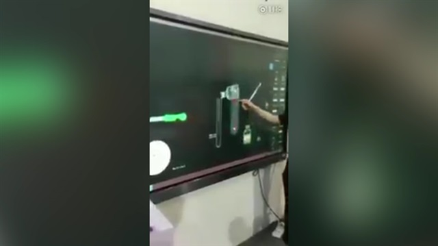Çin'de akıllı tahtayla yapılan kimya dersi