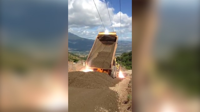 Kum dolu kamyonun dorsesi elektrik teline takılırsa...