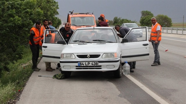 İtfaiye ekipleri, sürücünün yardımına koştu.