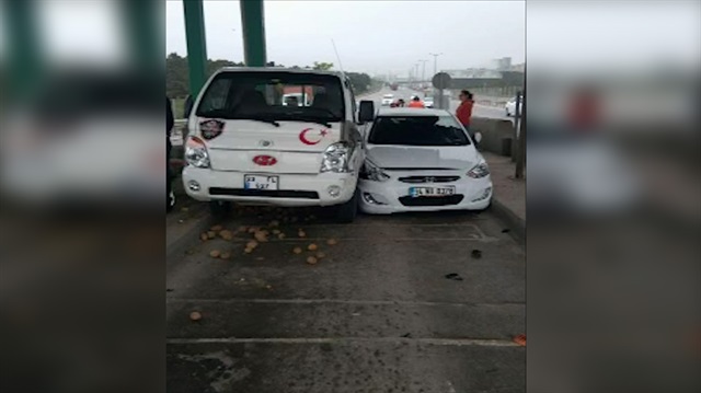 İki inatçı sürücü otoyol gişesine böyle sıkıştı
