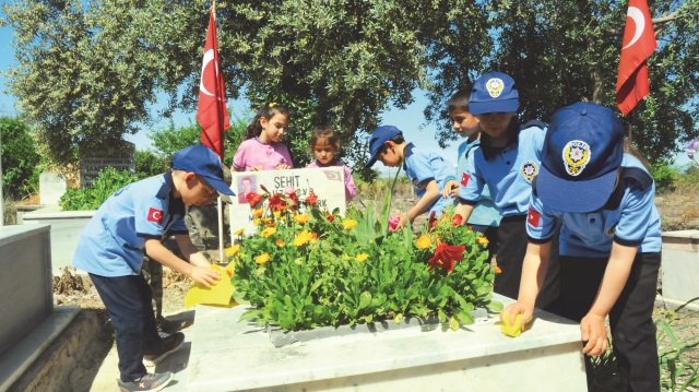 Bazıları asker ve polis kıyafeti giyen öğrenciler şehitlerin mezarlarını her zaman ziyaret ederek, koruyacaklarını ve temiz tutacaklarını söyledi.