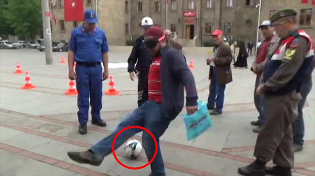 'Alkol gözlüğü' takanların halleri görenleri kahkahaya boğdu