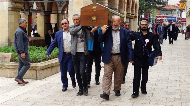 Vahşice öldürülen 5 kişilik aile, aynı tabutta aynı mezara defnedildi.