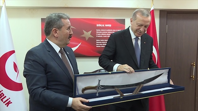 BBP lideri Destici Erdoğan'a özel yapım kılıç hediye etti