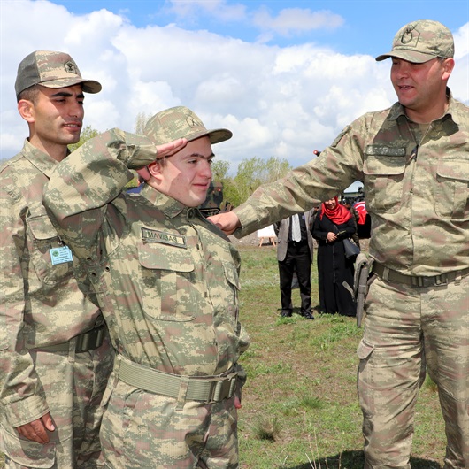 Kınalı elleriyle bir günlüğüne asker oldular