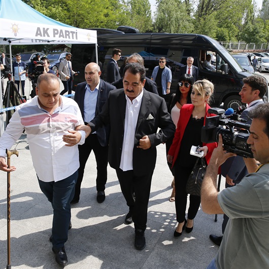 Sanatçı İbrahim Tatlıses AK Parti Genel Merkezi'nde