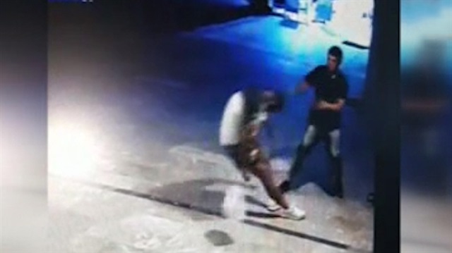 Muğla'da İngiliz genç arkadaşını tek yumrukta yere serdi