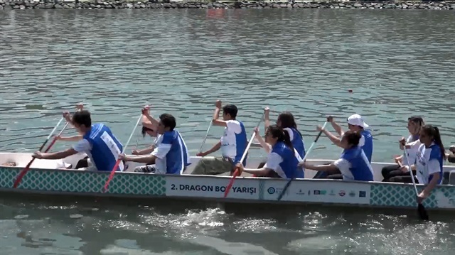 Genç sporcular Boğaz Kupası için kürek çekti