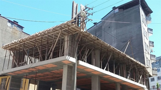 Elektrik direğinin binanın içinden geçtiği görüldü.