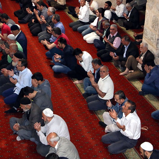 İlk teravih namazı kılındı