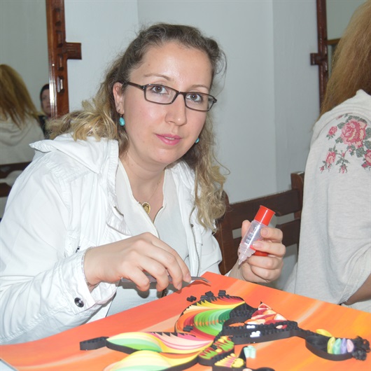 Kağıt kıvırarak para kazanıyorlar