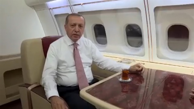 Cumhurbaşkanı Erdoğan, eşi Emine Erdoğan'la uçakta sahur yaptı