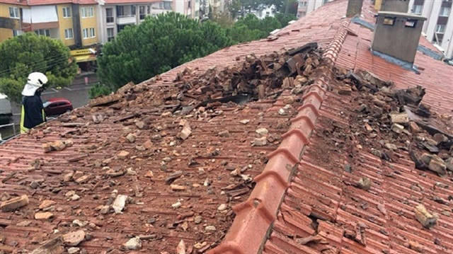 Muğla'nın Menteşe ilçesinde bir evin çatısına yıldırım düşmüştü.
