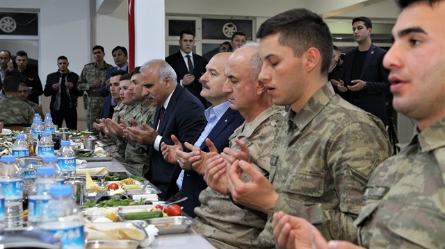 İçişleri Bakanı Soylu, Mehmetçik'le sahur yaptı
