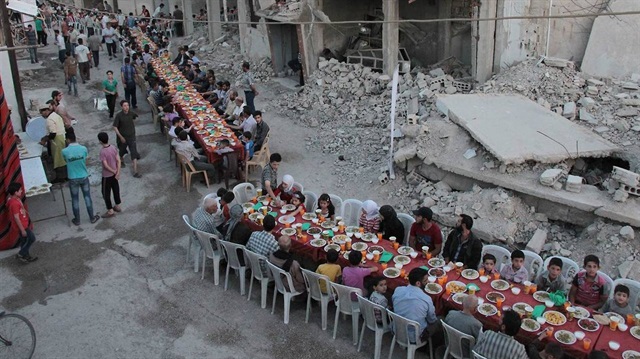 Suriye halkı Beşşar Esed rejiminin yoğun saldırıları altında bugün ilk iftarını yaptı.