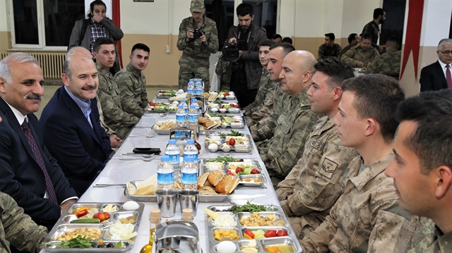 Bakan Soylu, sahurunu askerlerle beraber yaptı.