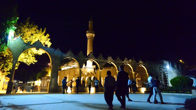 Şanlıurfa'da vatandaşlar iftardan sonra Balıklıgöl ve çevresinde vakit geçirmeyi tercih ediyor.