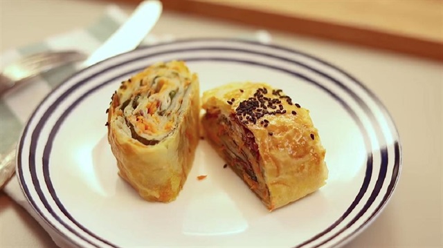 Renkli Pastırmalı Rulo Börek