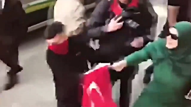 Türk bayrağını PKK'lılara vermeyen kadın