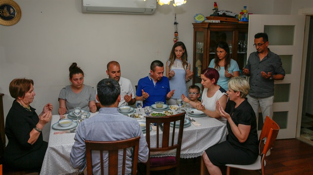 Ekiplerimiz, Ramazan ayının ilk iftarını açmak için Muratpaşa ilçesine bağlı Doğuyaka Mahallesi’nde yaşayan Balakan ailesine konuk oldu.