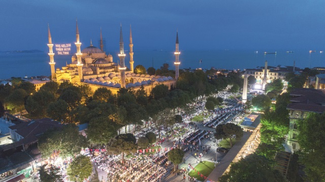 Sultanahmet Meydanı’nda düzenlenen iftar programında yaklaşık 30 bin kişi, 1. Ordu Komutanlığına bağlı Topçu Birliğinin yaptığı top atışıyla birlikte ilk oruçlarını açtı.