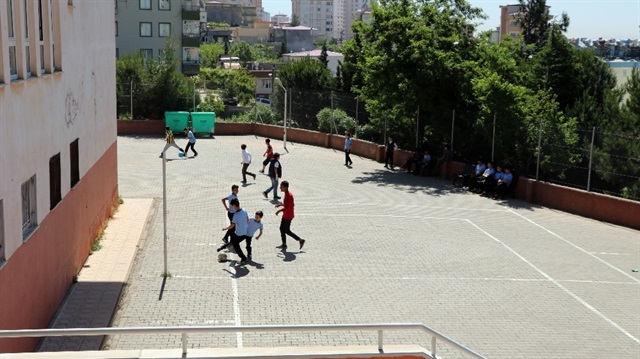12 yaşındaki öğrenci bahçede top oynarken bir anda yere yığıldı.